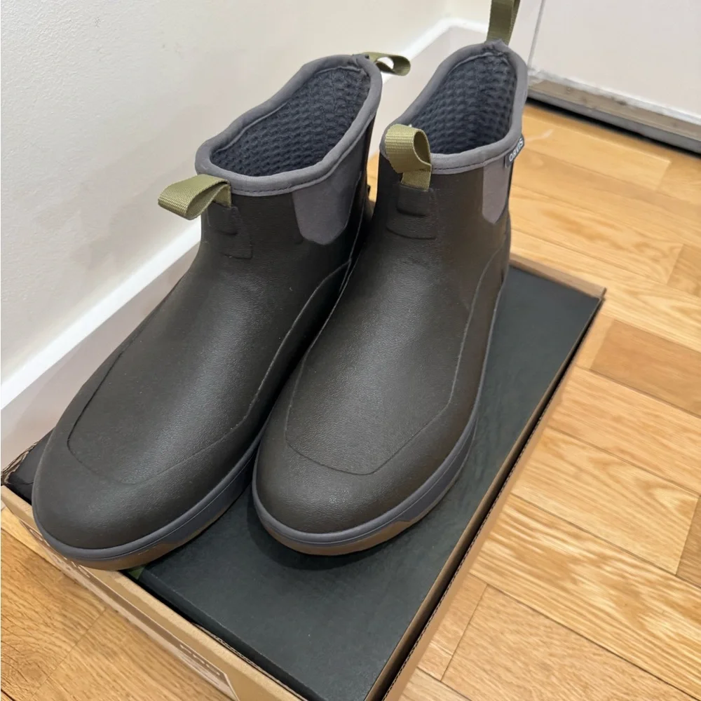 Orvis Tarmac Pro Deck Boots in Dark Grey with Brown Sole